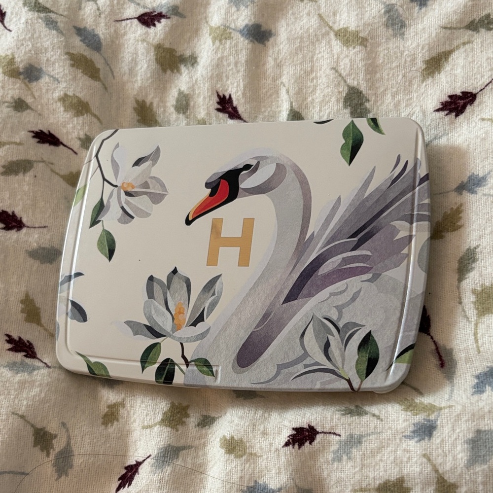 Hourglass Ambient Lightning Swan Face Pallet